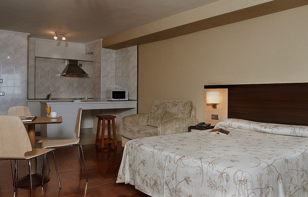 א-קורוניה Apartamentos Portazgo מראה חיצוני תמונה